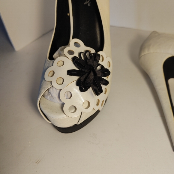 Ladies Cream with Bow Platform Stiletto Heels Size 8 Shoes - Picture 2 of 11